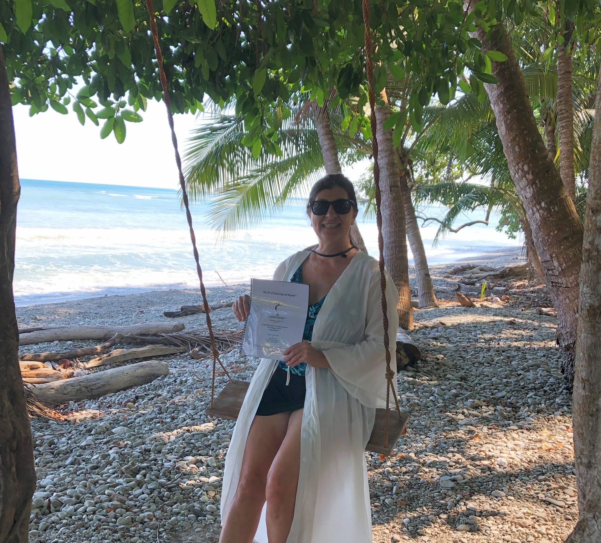 Certifiée au Costa Rica La formatrice qui montre sa certification